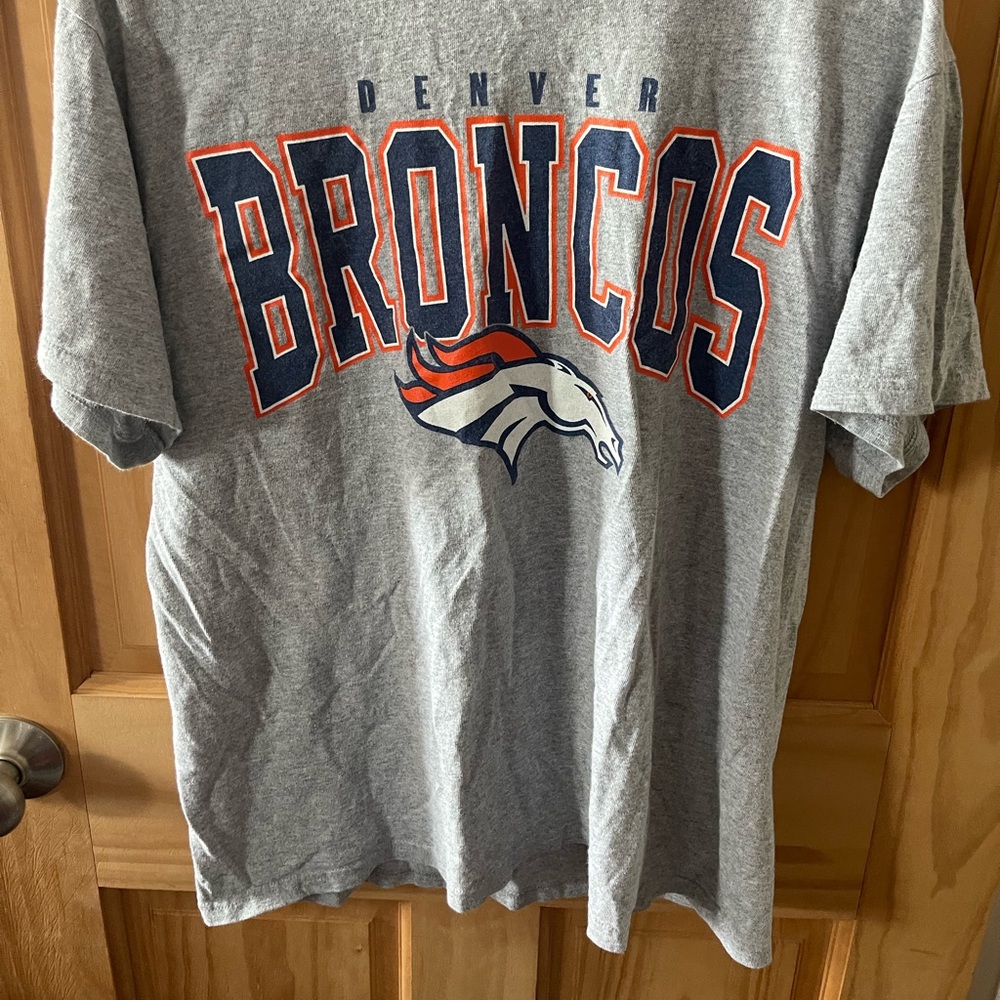 Like New, Men’s Size Medium NFL Denver Broncos T-Shirt - Picture 4 of 4